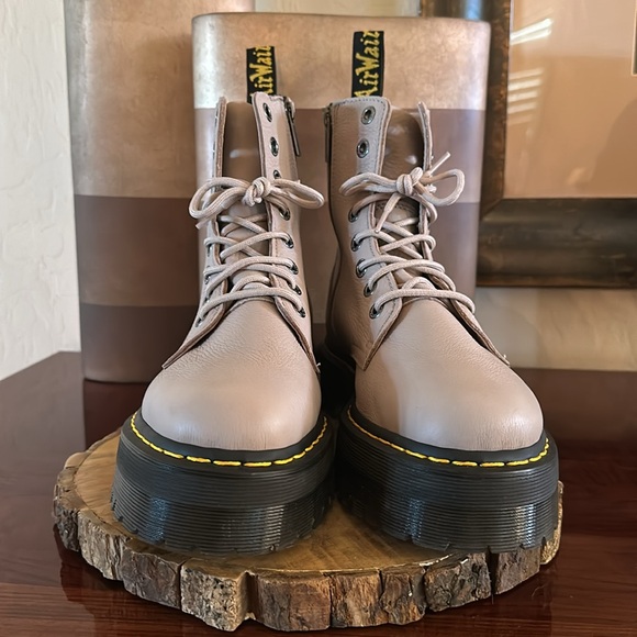 Dr. Martens *NWOB* Jadon III Boot Pisa Leather Platforms, Unisex, Taupe - Picture 7 of 11